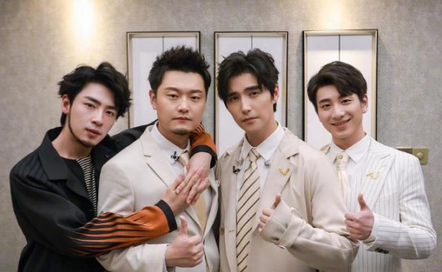 『华晨宇』《歌手》有嘉宾退赛，他们来接替位置，华晨宇的夺冠之路要危险了