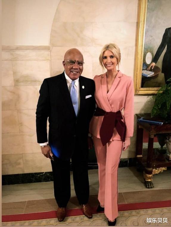 西装|伊万卡换发型！新发型穿粉色西服套装气场全开，撞衫范冰冰也不输