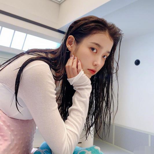 iu▲IU湿法造型撩人不自知，单曲《8》即将上线，网友：持靓行凶