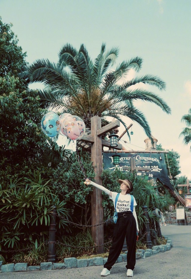 孙俪|孙俪带孩子迪士尼游玩,荧幕前是“娘娘”,生活中短袖长裤变路人