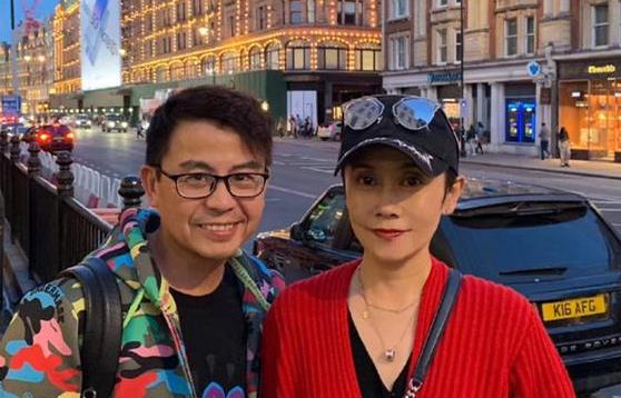 「黄一山」黄一山和老婆罕见秀恩爱，庆祝结婚25周年，妻子相貌出众气质好
