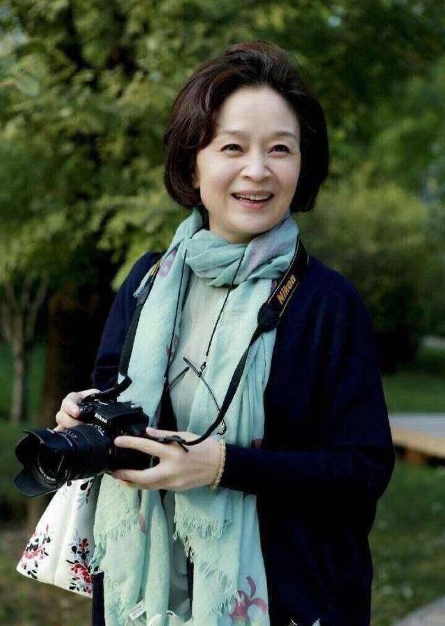 发型|62岁刘莉莉老得不做作,衬衫配丝巾慈祥温和,短发微卷气质优雅