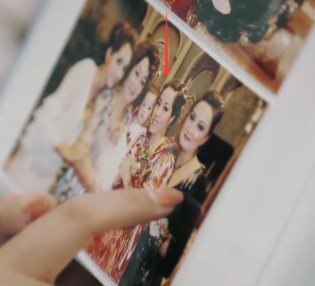 麦迪娜·买买提|麦迪娜妈妈翻出老相册,妈妈年轻时像港星,姐姐比麦迪娜还漂亮