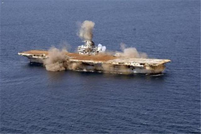 @美国急眼了，宣称亚洲大国敢击沉航母，就率先开火