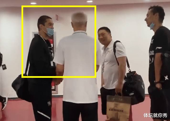 「蒋兴权」看哭了!西热力江熊抱80岁老帅蒋兴权:若没有他,我还在卖烤肉呢