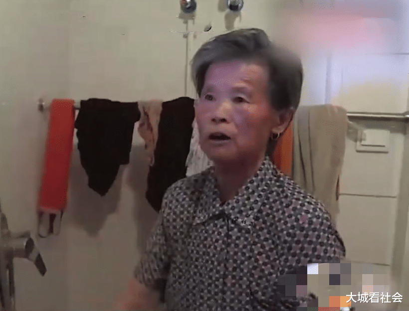 |自家水费用得比较少，邻居老太太找上门来：你偷我的水