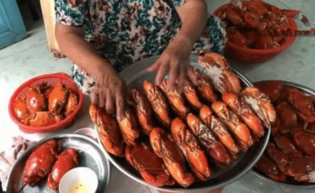 螃蟹|老奶奶巷口卖“红螃蟹”，15元一只，我买3只，掰开一看傻眼了！