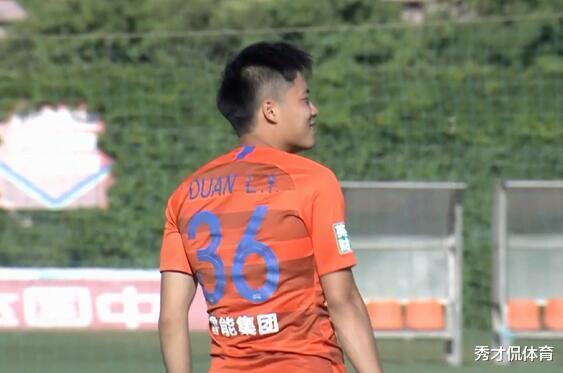 「山东鲁能」鲁能中场铁三角获肯定,老莫当爹又当妈,最大收获是越来越黑的他