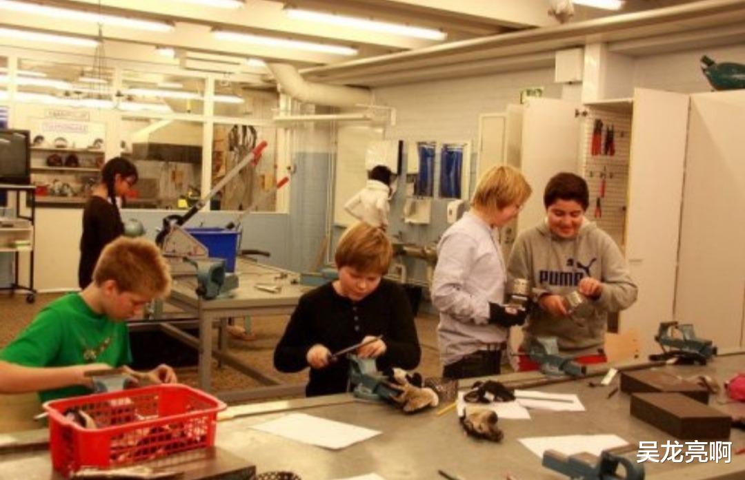 |家长退群事件上央视，是老师的缺位，也是对教育减负最尬的讽刺