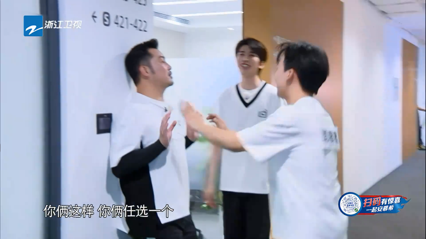 郑恺|跑男私人钱包公开：郑恺翻出敏感物，baby用塑料袋，而他让人羡慕