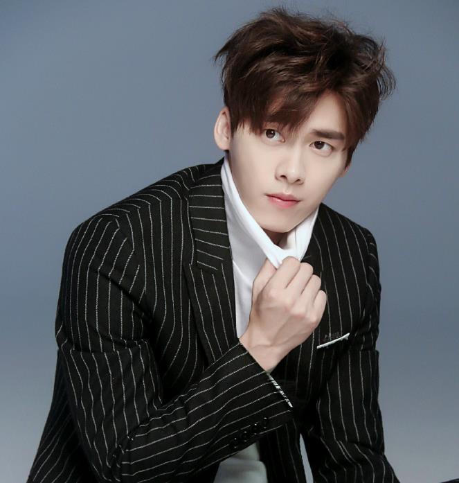 李易峰|《镜双城》官宣杀青，李易峰稳居c位，诸多老戏骨加盟！