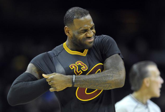 ▲NBA为何不顾球员感受，一定要力推短袖版的球衣？其实都是为了钱！