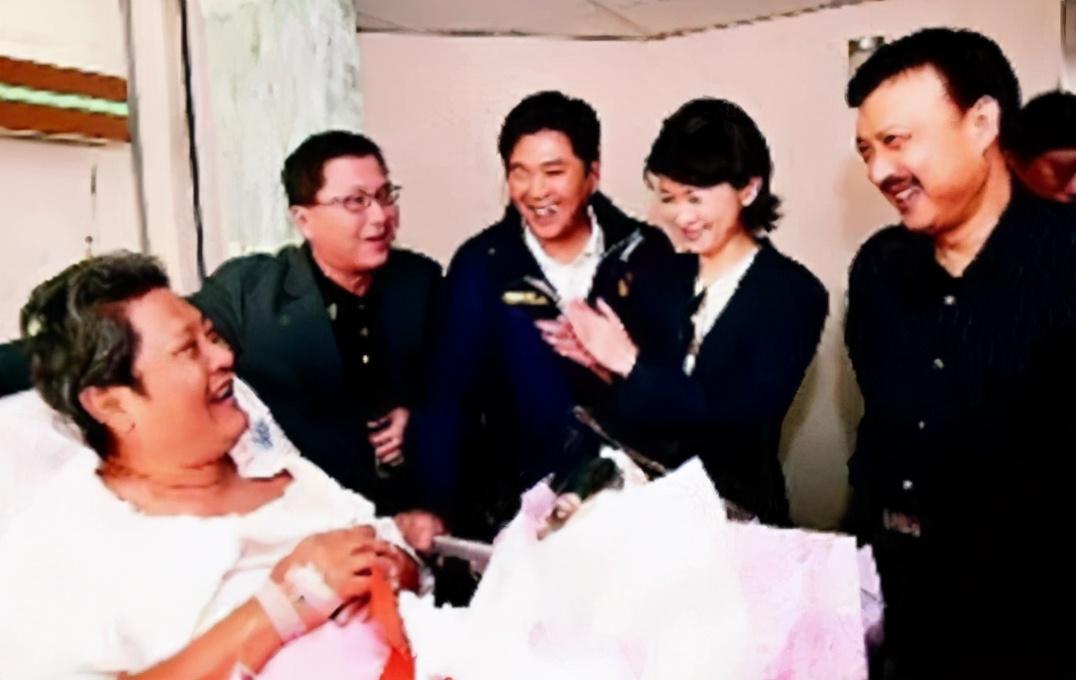 春晚|他因春晚走红，意外摔倒变痴傻，妻儿远离，女友不离不弃照顾余生