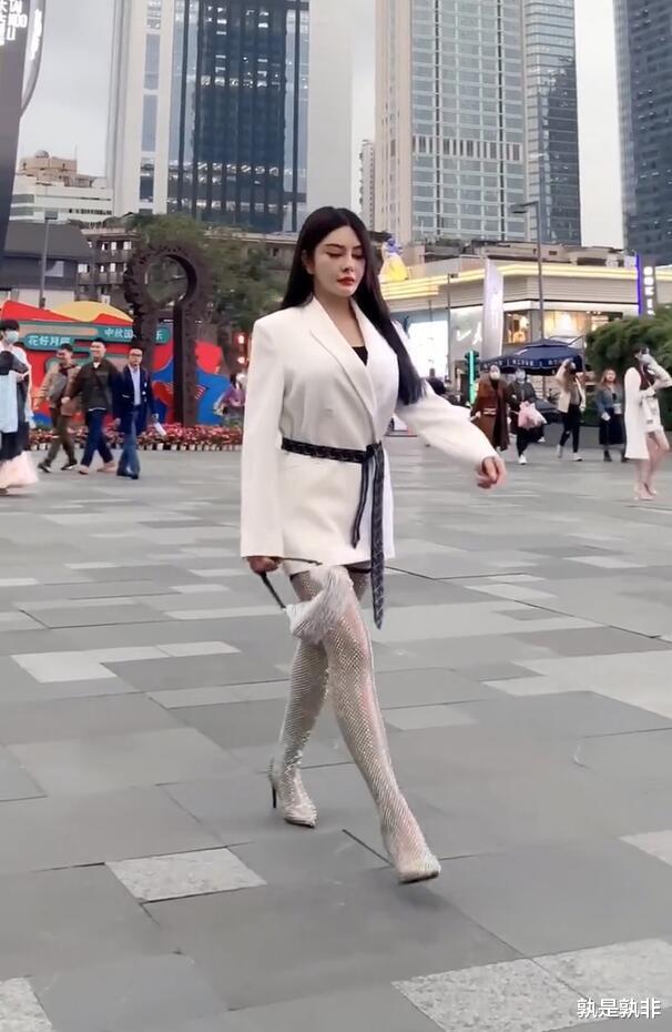 制服|西装裙配上长筒袜，高光色泽引人注意，年轻的时尚不好懂！