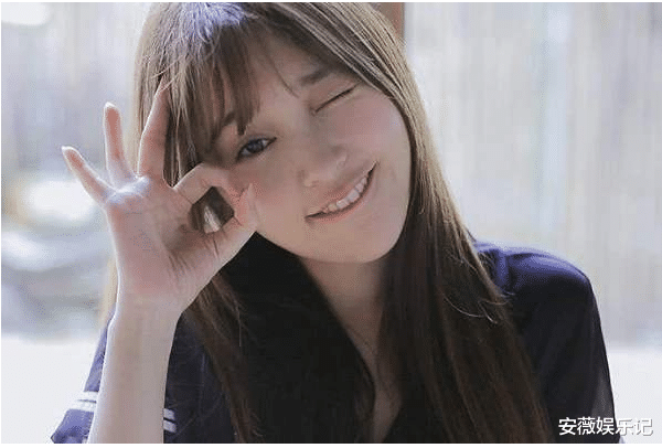 『黄龄』《浪姐》成员出道前，黄龄是排球选手，张萌是钢琴老师，她是村官