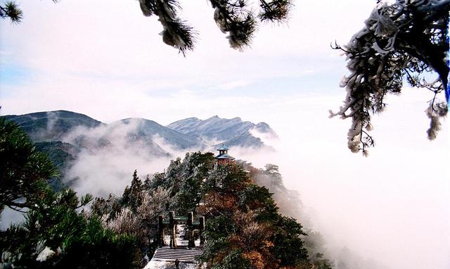 「庐山」这座山是中华十大名山之一，山上就有一座小镇，上万人生活其中