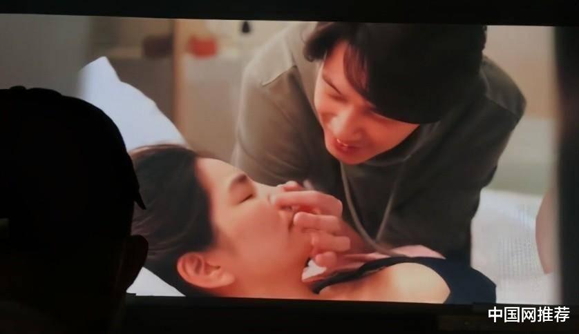 ella|Ella“直播”生娃，表情痛到扭曲，生命从来不是容易的