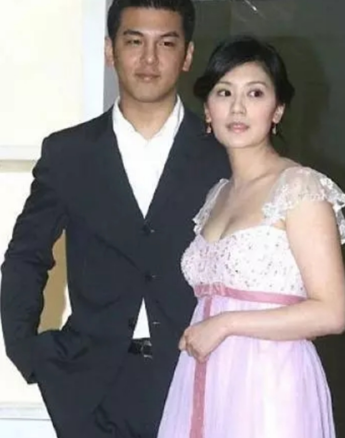 贾静雯|贾静雯10年后与前夫同框,女儿已出落成大姑娘,他却头发斑白
