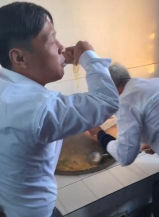 64歲趙本山秀廚藝，鍋裡起火躥過頭頂一點不慌，徒弟誇贊有食欲-圖7