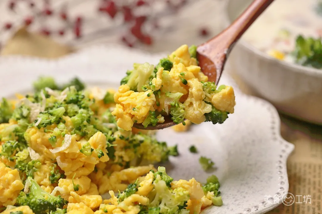 西兰花：西兰花新吃法，10分钟搞定2道减脂菜，越吃越瘦