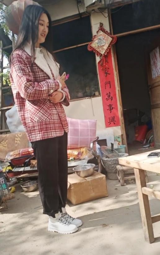 朱之文|大衣哥儿媳开始洗白？因不干活被批，直播包饺子一手美甲十分抢眼