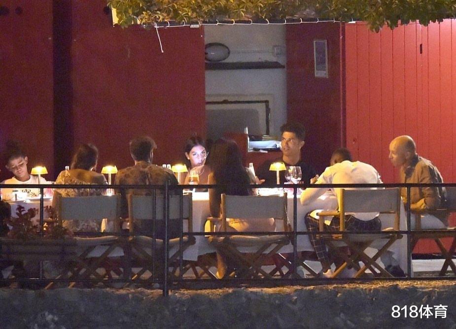 AC米兰|C罗请友人海边共进浪漫晚餐! 总裁干杯一饮而尽, 乔妹晒爱马仕包包