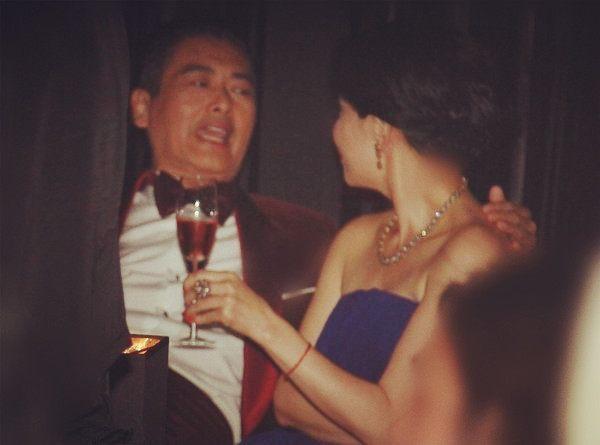 #刘嘉玲#刘嘉玲周润发爬山，影帝白发苍苍认不出，亲密合影不怕配偶吃醋？