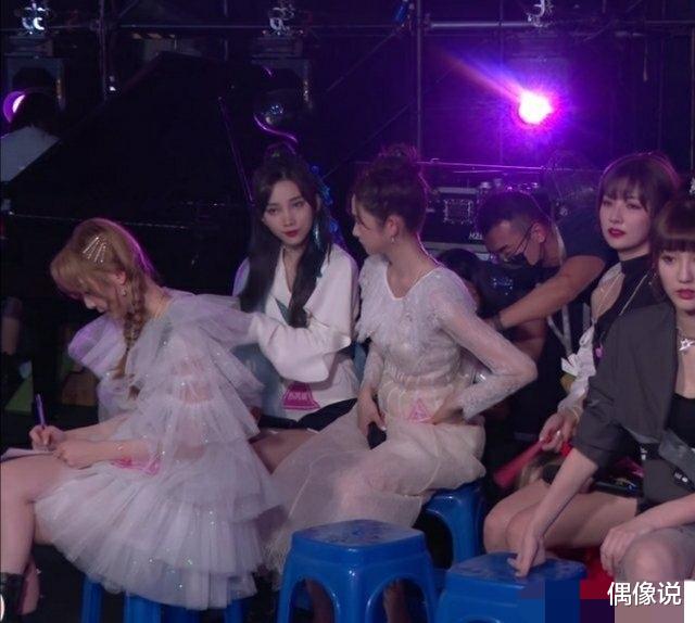 「张艺凡」《创造营》总决赛张艺凡腰伤复发，现场打止痛针，表情令人心疼