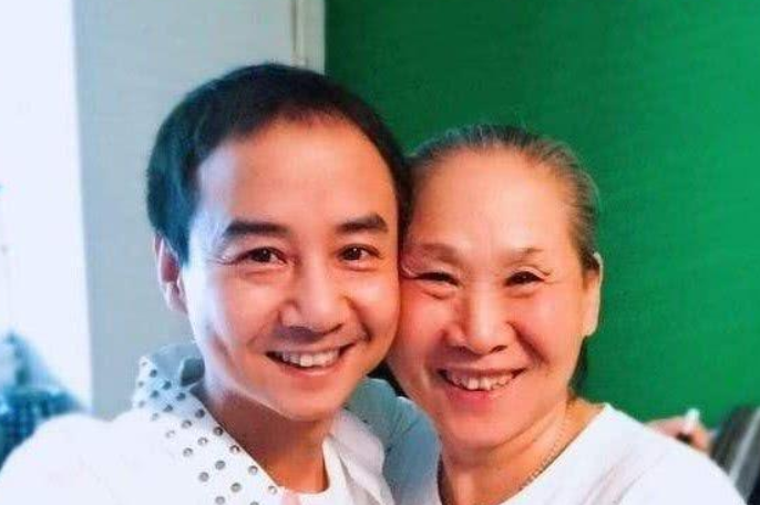 苇青|儿子意外将母亲带入演艺圈，如今母亲红遍全国，儿子却已无戏可拍