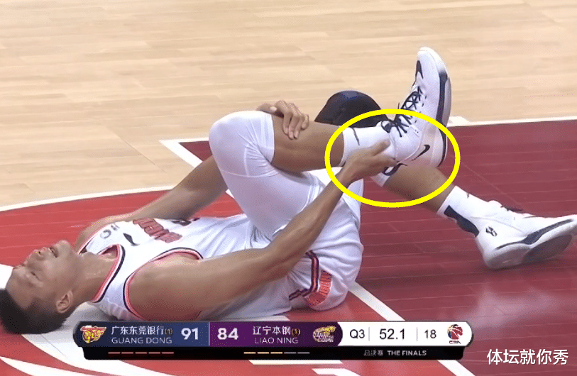 易建联|突发！易建联疑似跟腱受伤，谁注意杜锋的表情，女球迷急得都哭了
