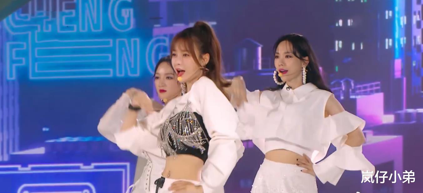 「乘风破浪的姐姐」《乘风破浪的姐姐》主题曲舞台曝光，全员造型抢眼，万茜站C位！