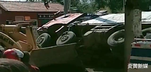 货车|两名女子不慎被“活埋”致死！满载数十吨沥青货车发生侧翻，沥青倾泻一空