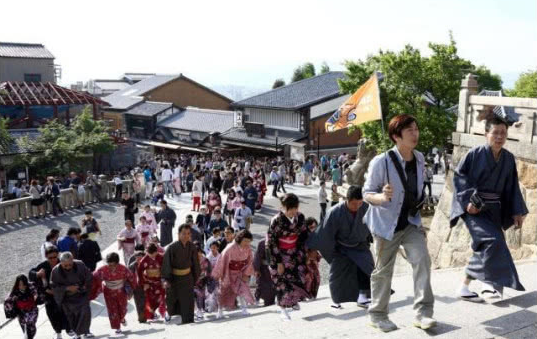 [日本旅游]去日本旅游，当你看到橙色的旗子时，啥都别问直接跑！