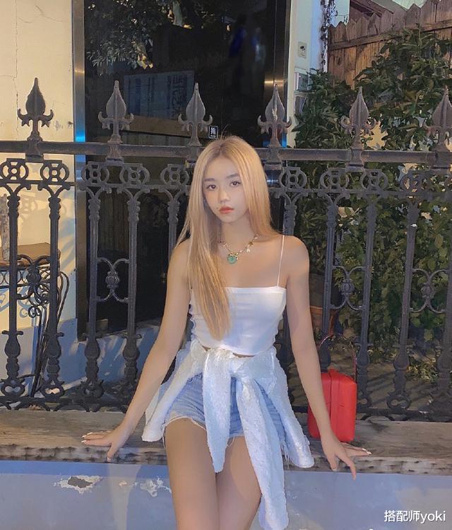 安崎|安崎赛车服造型帅气有型，搭配红唇妆容精致，气场范儿十足