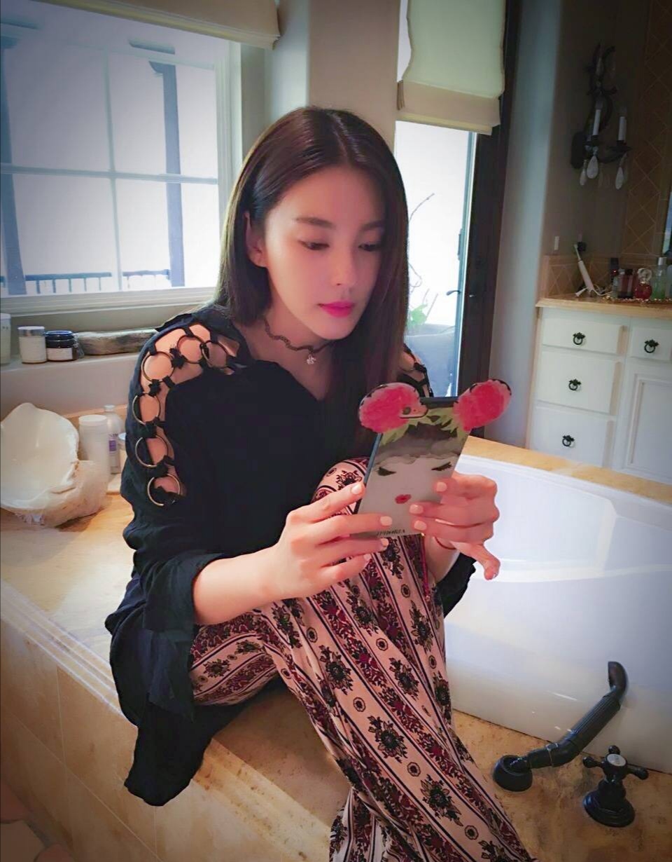 张雨绮|张雨绮豪宅曝光，两次离婚后一人住进三层别墅，单身生活令人羡慕