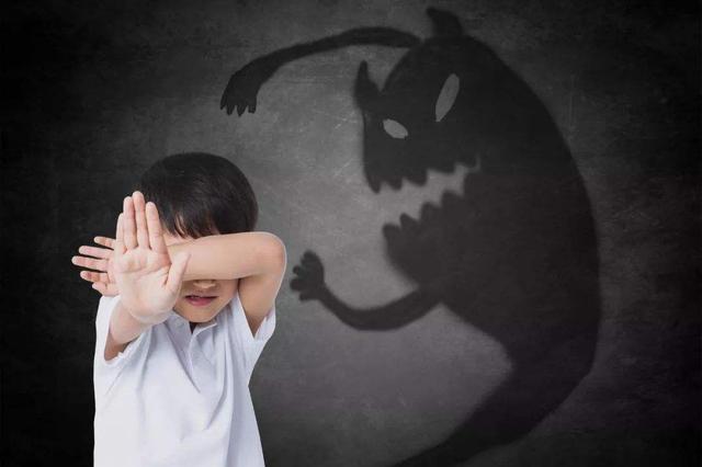 早恋|俩初中生当街做“不雅观”行为，路人教育被怼：儿童性教育拖不起