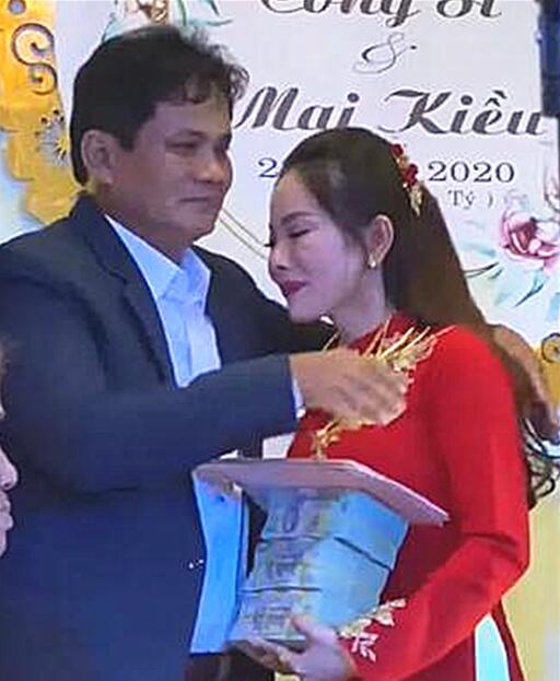 睹图 夫妻嫁女送出850万嫁妆包括11块土地，女儿现场喜极而泣