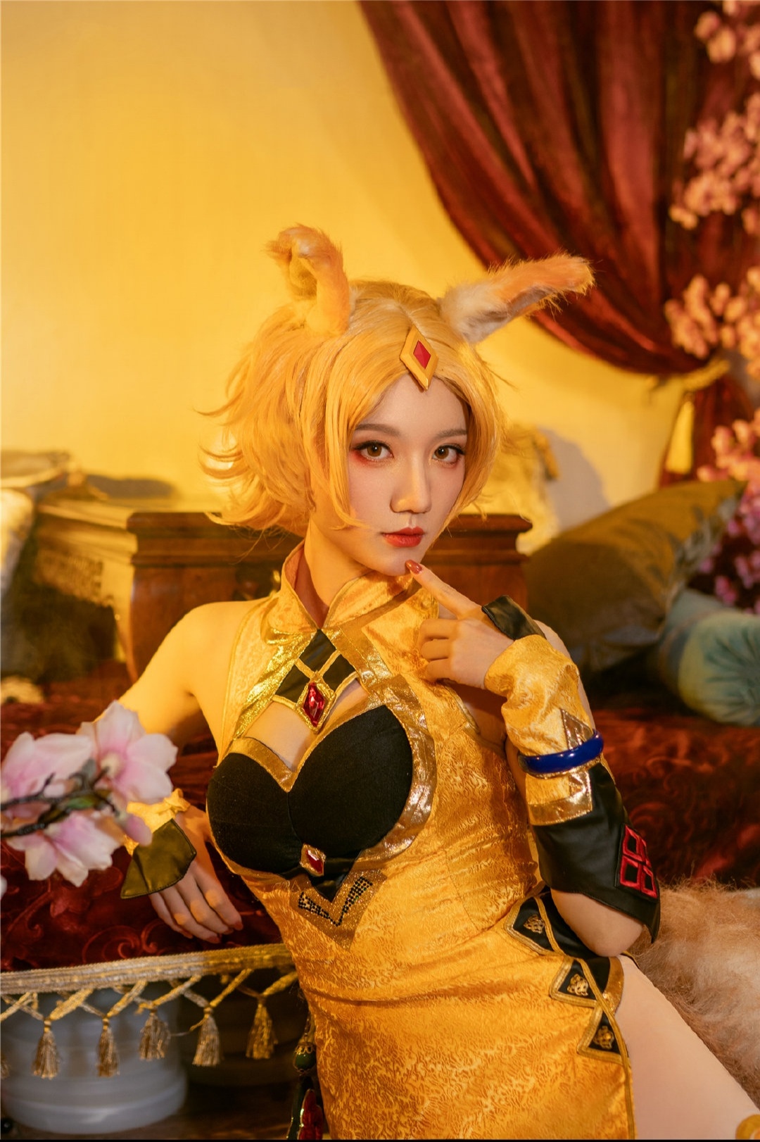 「妲己」王者荣耀：：妖气十足！梦幻妲己COS上线，谁不喜欢金发妹妹呢