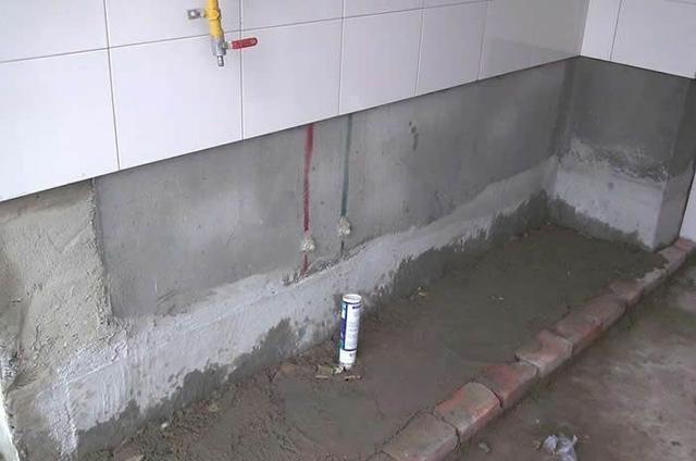 「」30年装修经验老师傅建议橱柜底下砌地台，比踢脚板实用多了