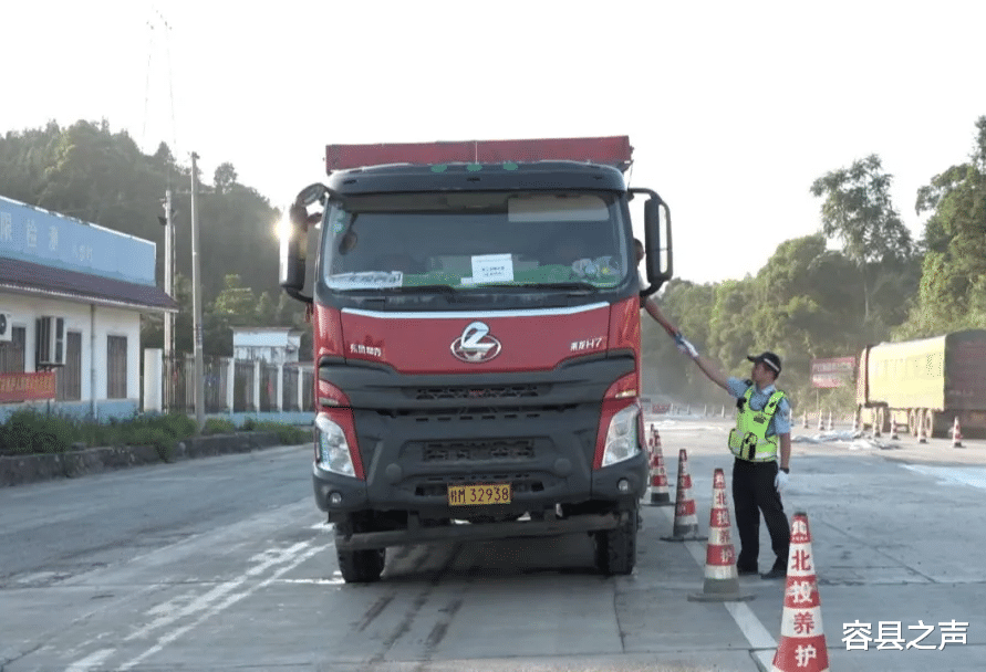 容县之声|广西40辆“百吨王”顶风作案， 与执法人员“躲猫猫”