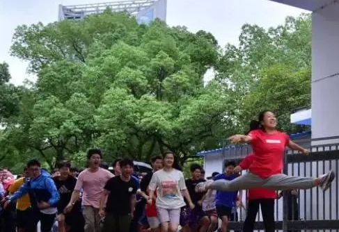 中国美院|走出考场跳出“一字马”的妹子,仅457分被中国美院录取,现状如何