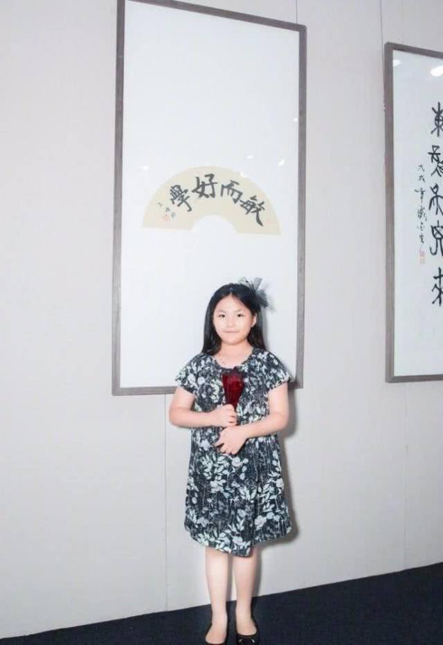 【王诗龄】王诗龄画只孔雀能卖10万，网友不理解，专家却说：看看孔雀的羽毛
