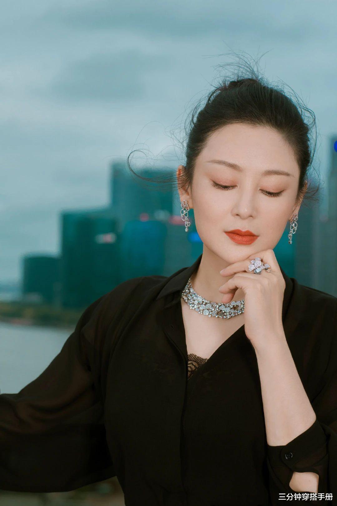 口红|陈红这哪像是51岁的样子呀？精致妆容换上，仪态优雅胜过很多人