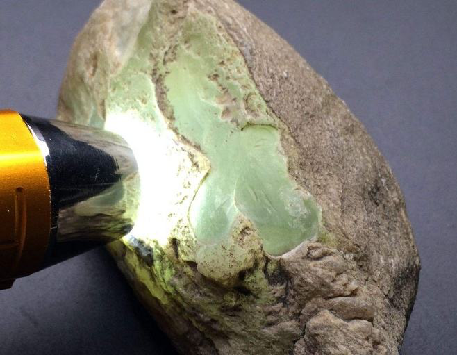 翡翠|行家都会看走眼的翡翠四种仿冒石：水沫子，不倒翁，莫子石，昆究