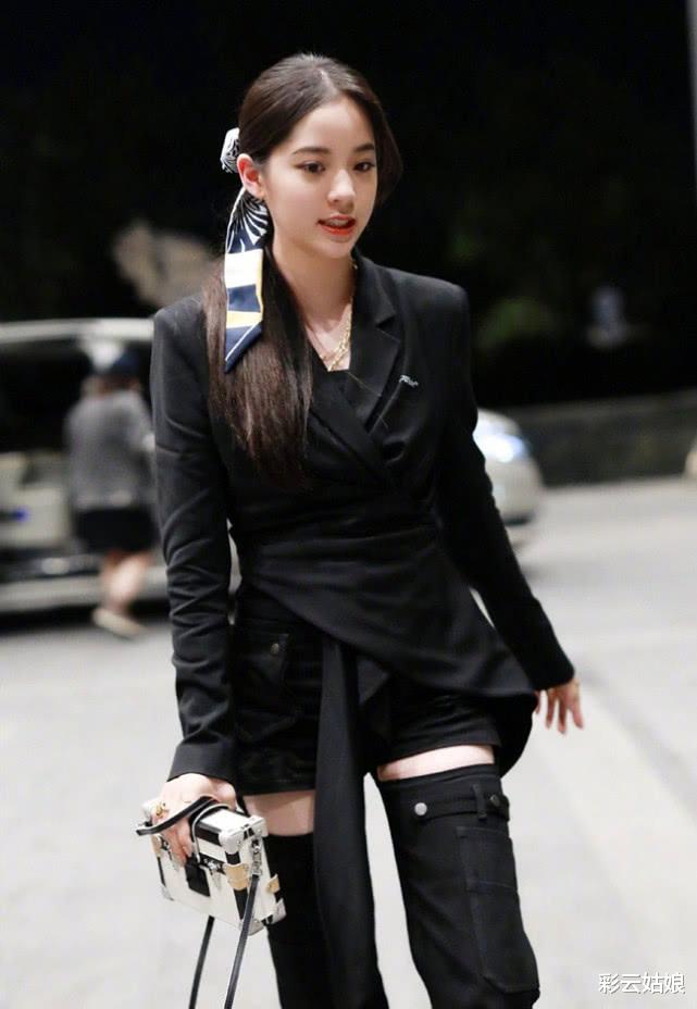 欧阳娜娜的腿神了,我90斤也挤不进的长靴,她当裤子穿还很宽松