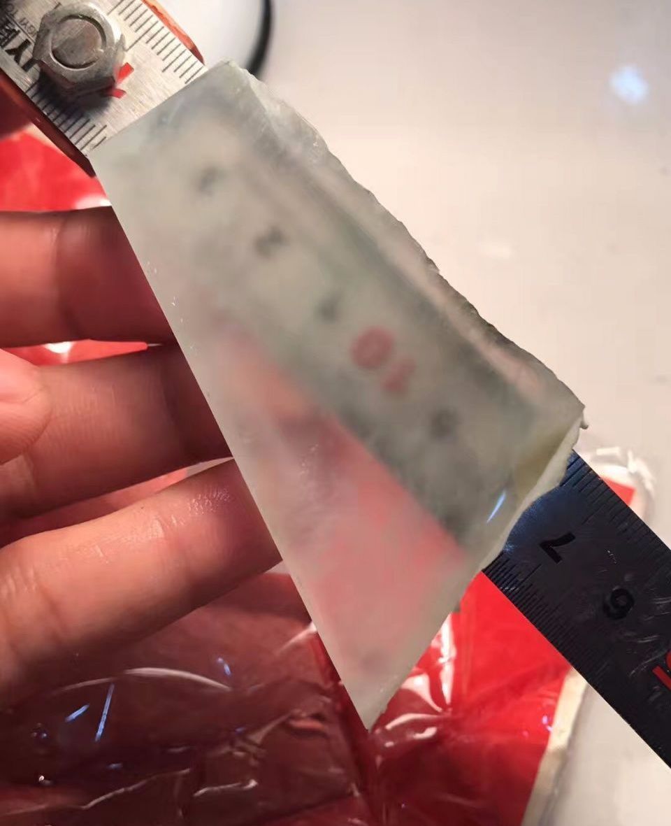 翡翠手镯@价值千万的翡翠原石，却因裂一毁再毁，经他人之手起死回生！