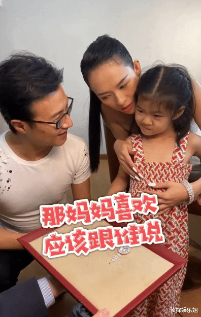 章子怡|汪峰带女儿探班章子怡，当众献吻老婆甜齁，醒宝捧五亿珠宝超淡定