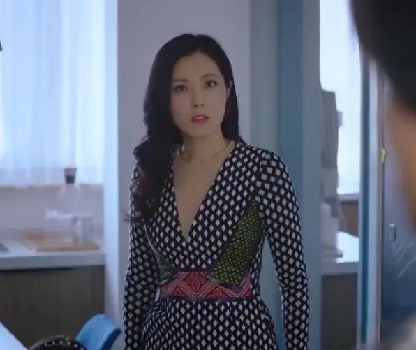 下一站是幸福|没名气女演员只能捡旧？“唐灿”裙子项链包都是上一个剧组用过的