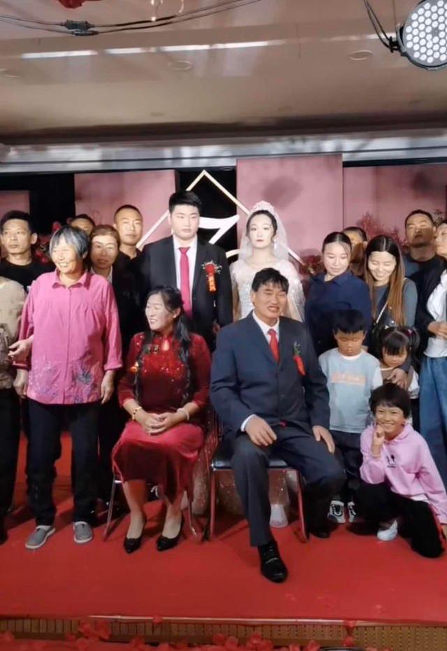 李晟|朱之文儿子结婚，婚礼现场满满的商业气息，合影时岳父一脸不满意
