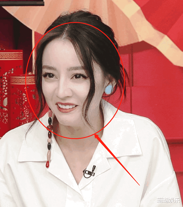 迪丽热巴|迪丽热巴直播将勺子咬断了，没了十级精修后，28岁皮肤状态好真实